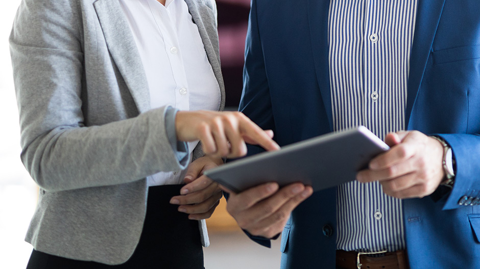 2 people looking at a tablet